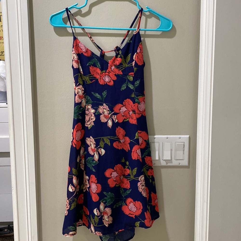 V neck with keyhole back summer dress